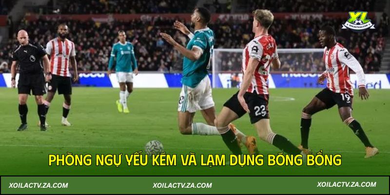 Phòng ngự yếu kém và lạm dụng bóng bổng