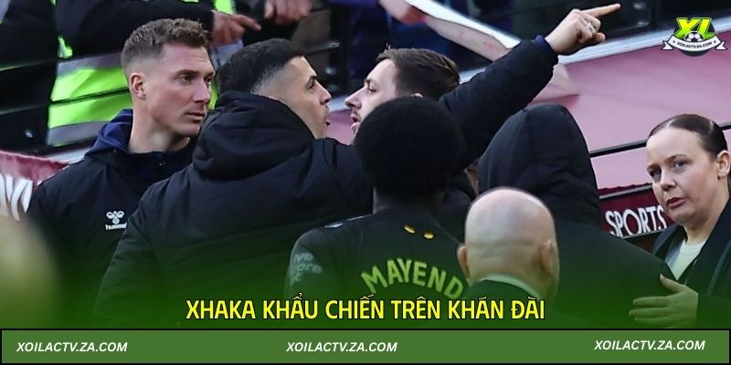 Xhaka khẩu chiến trên khán đài